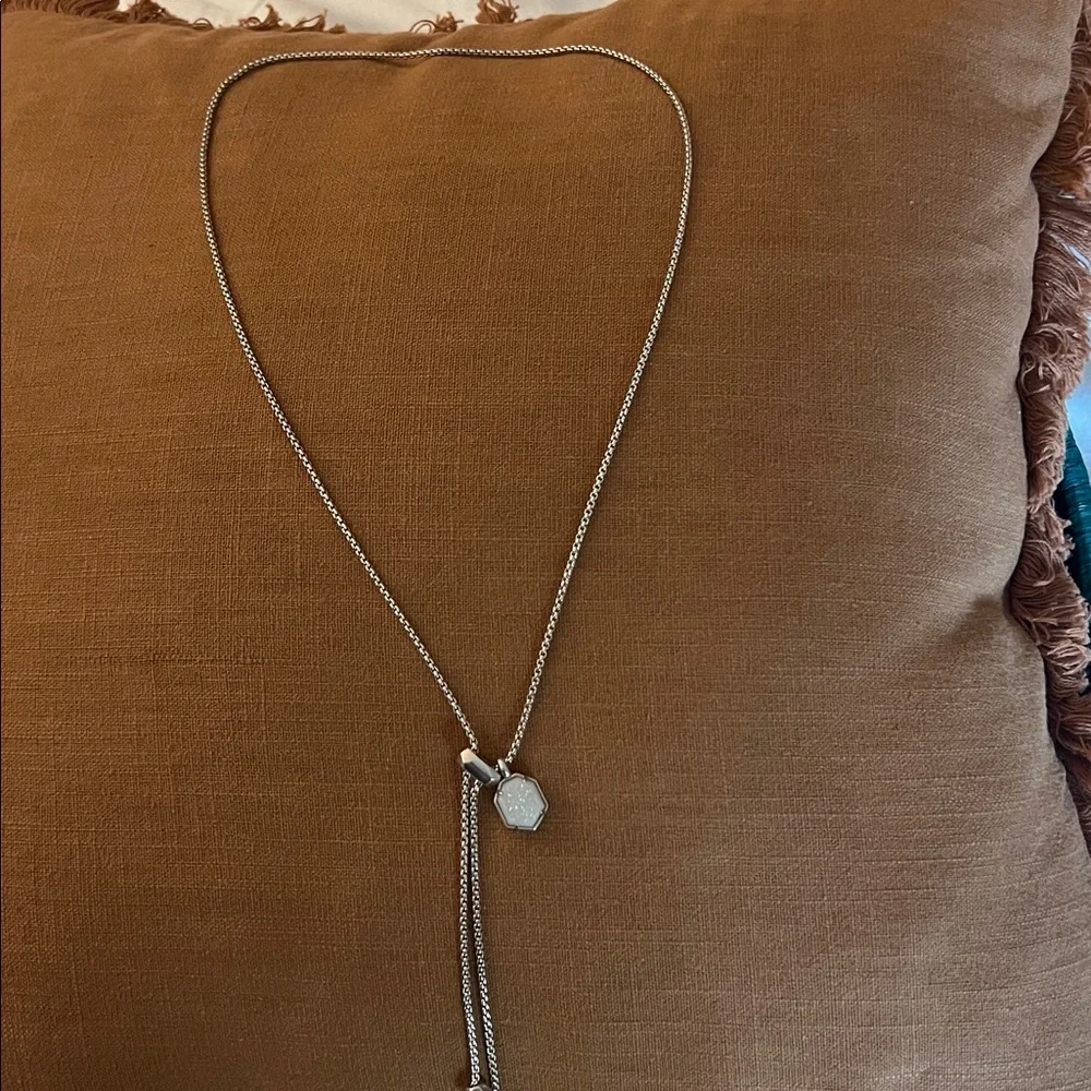 Metal adjustable bolo necklace with hexagonal pendant - Picture 5 of 6